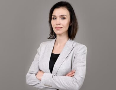 Суддя-спікер ВАКС Катерина Сікора у своєму блозі на «Судово-юридичній газеті» проаналізувала проблематику проведення судових засідань у режимі ВКЗ в умовах воєнного стану