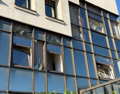 Будівля ВАКС на проспекті Берестейському зазнала ушкоджень внаслідок нічної атаки рф